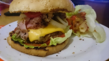 Chili-Bacon-Feta-Cheeseburger mit Pusztasalat