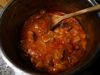 Tomaten-Paprika Sahnegulasch schmort im Topf